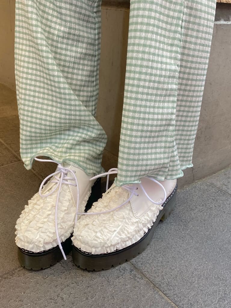 グリーン系のその他パンツ、ホワイト系のその他シューズ、ベージュ系のシャツ/ブラウスを着用したレディースの春コーディネートの5枚目の写真