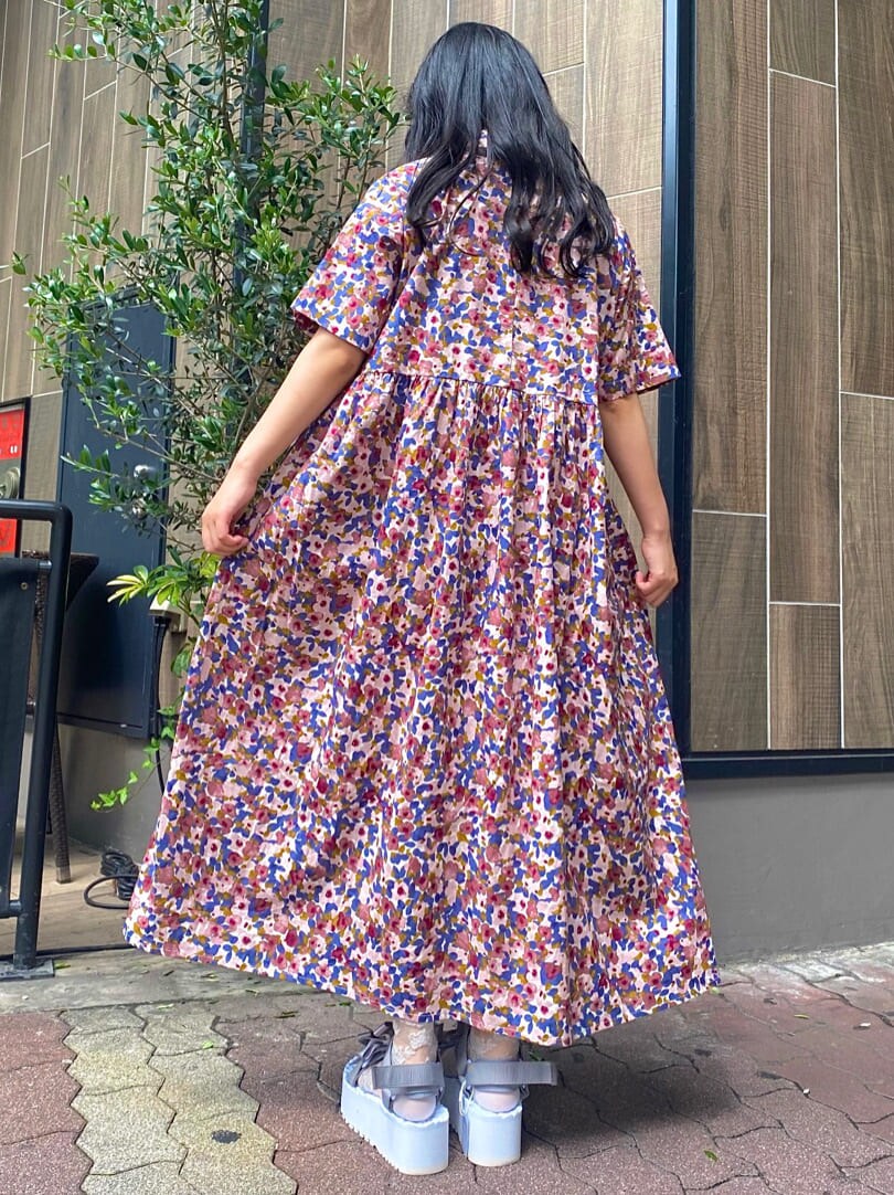 ブルー系のワンピースを着用したレディースの夏コーディネートの3枚目の写真