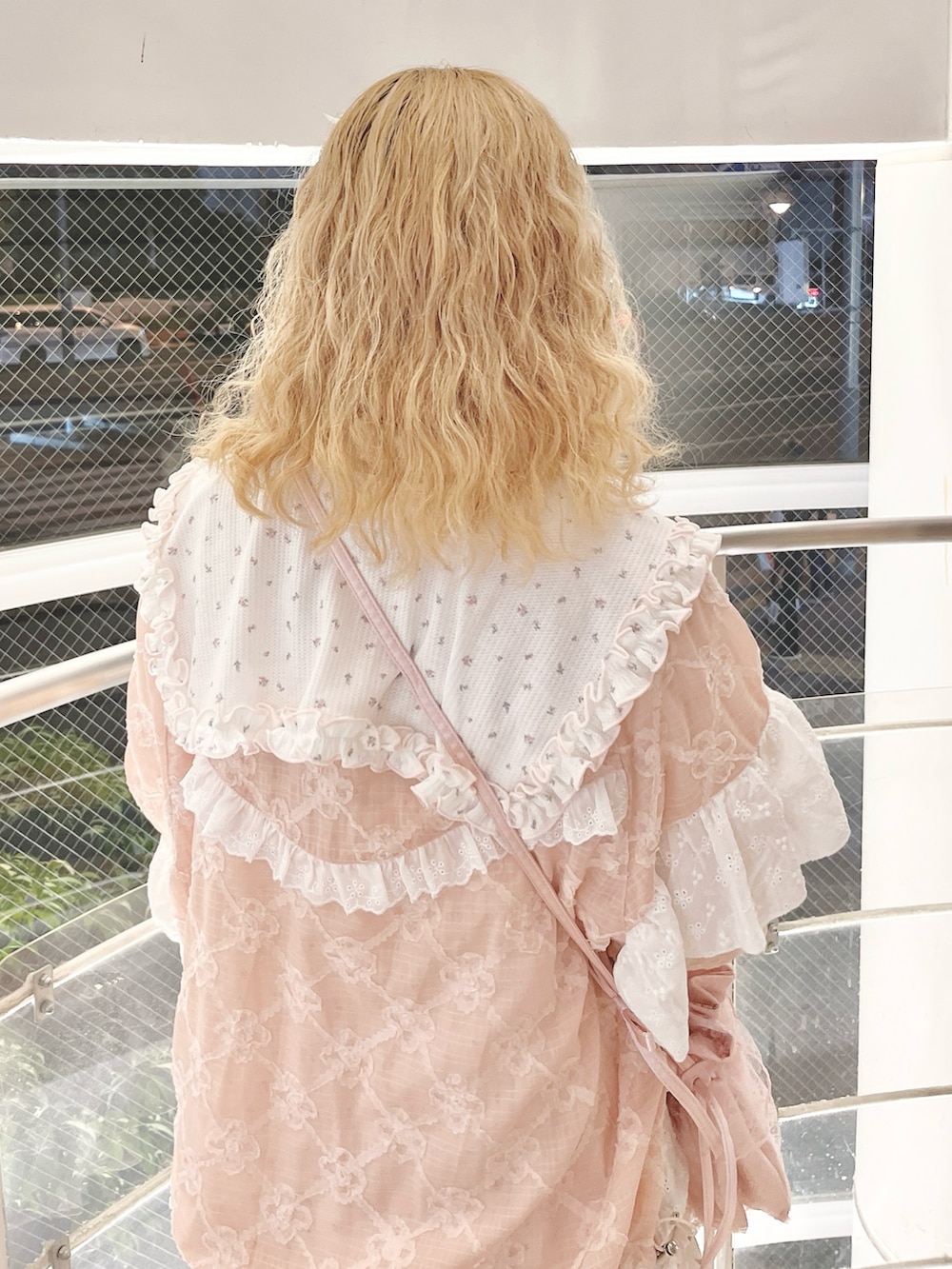 ピンク系のTシャツ/カットソー、ピンク系のワンピース、ピンク系のブルゾンを着用したレディースの夏コーディネートの7枚目の写真