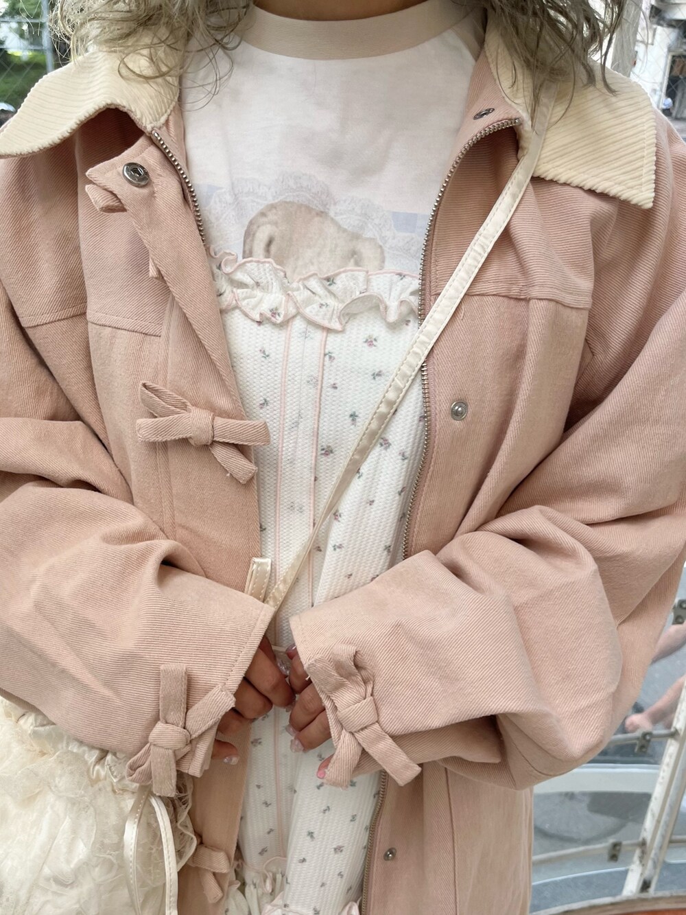 ピンク系のブルゾン、ベージュ系のTシャツ/カットソー、ピンク系のワンピースを着用したレディースの秋コーディネートの8枚目の写真