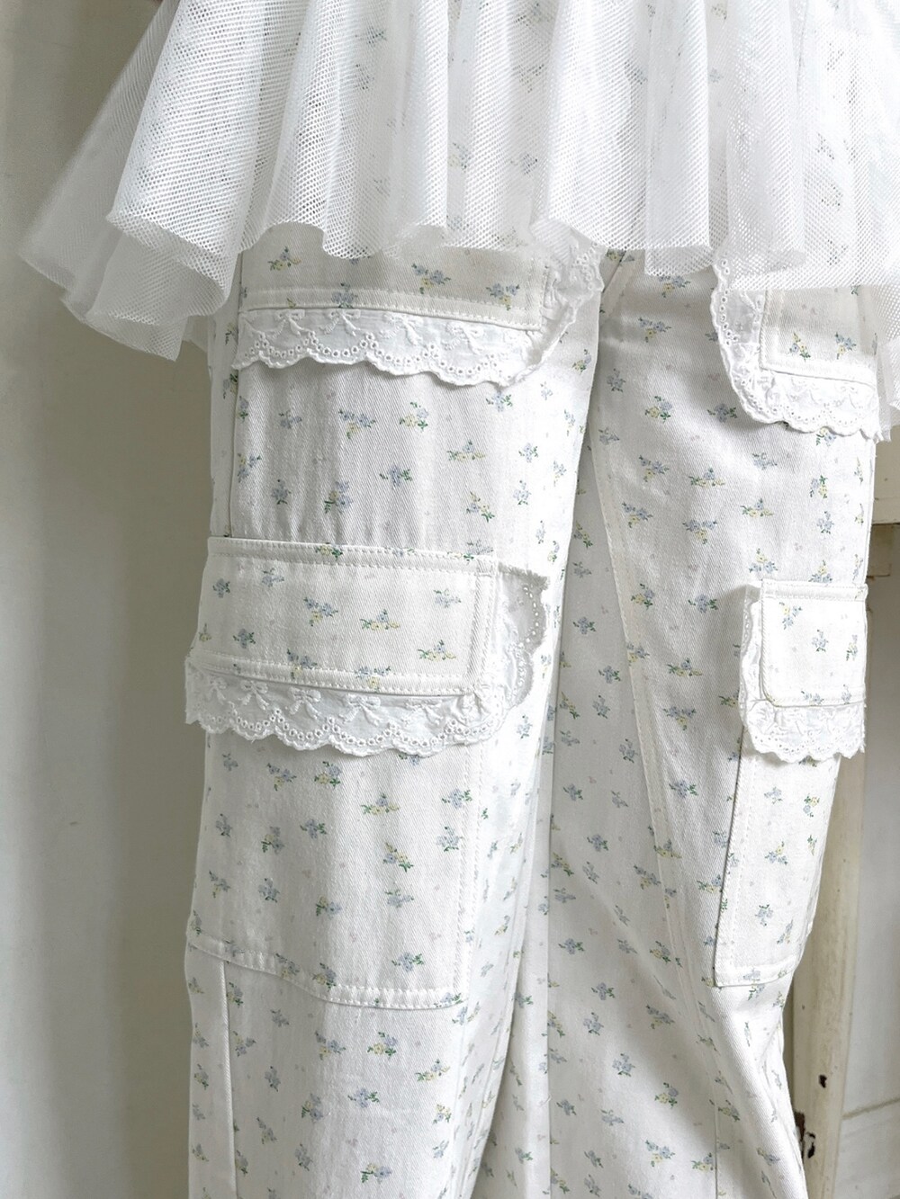 ピンク系のサンダル、ホワイト系のカーゴパンツ、ホワイト系のTシャツ/カットソーを着用したレディースの春コーディネートの9枚目の写真