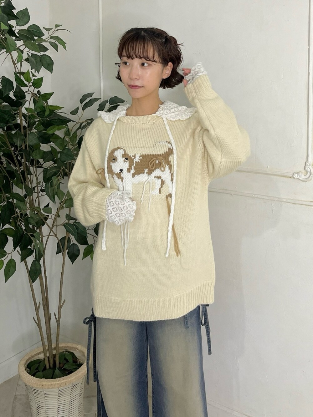 ホワイト系のTシャツ/カットソー、ホワイト系のニット/セーター、ブルー系のデニムパンツを着用したレディースの秋コーディネートの5枚目の写真