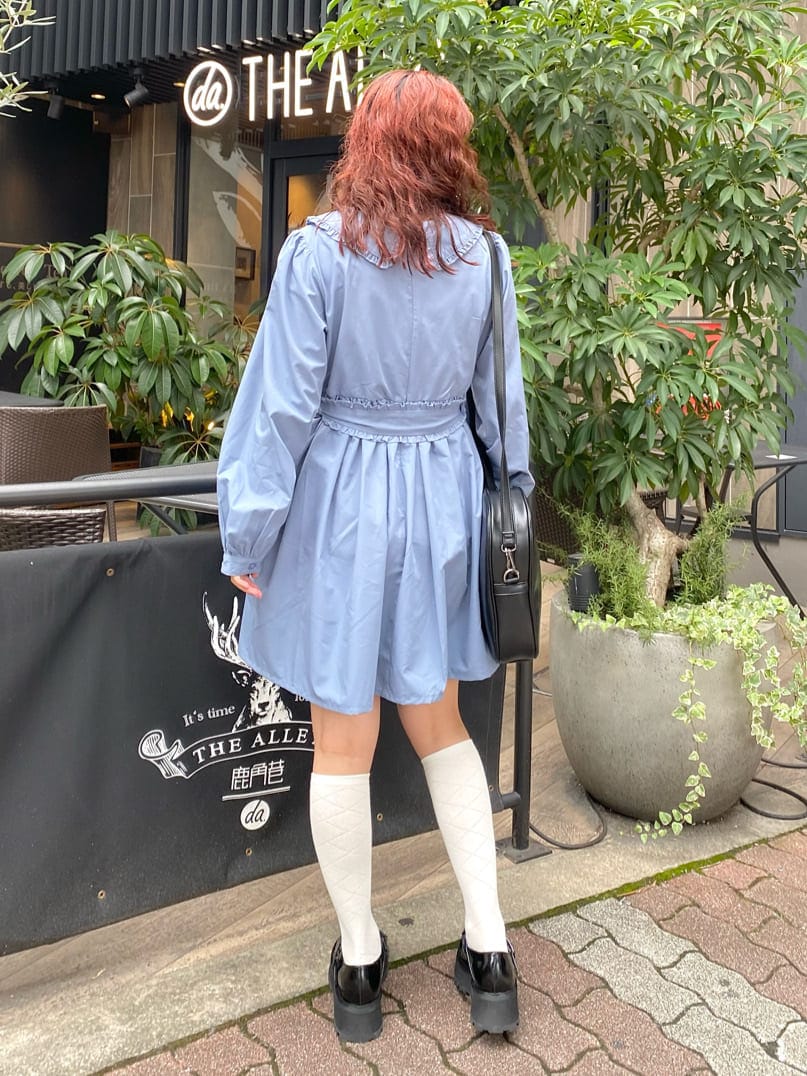 ブラック系のローファー、ブラック系のショルダーバッグ、ブルー系のワンピースを着用したレディースの秋コーディネートの3枚目の写真