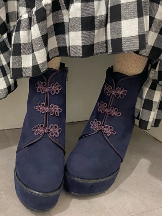 ブラック系のスカート、ブルー系のブーツ、ホワイト系のニット/セーターを着用したレディースの秋コーディネートの7枚目の写真