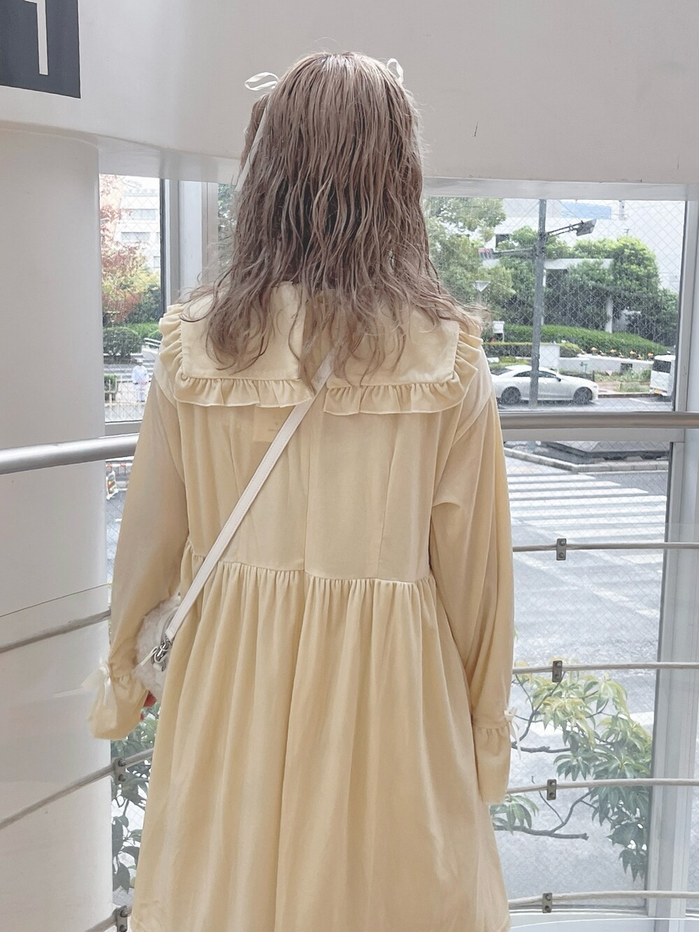 ホワイト系のワンピース、ホワイト系のショルダーバッグ、ホワイト系のローファーを着用したレディースの秋コーディネートの6枚目の写真