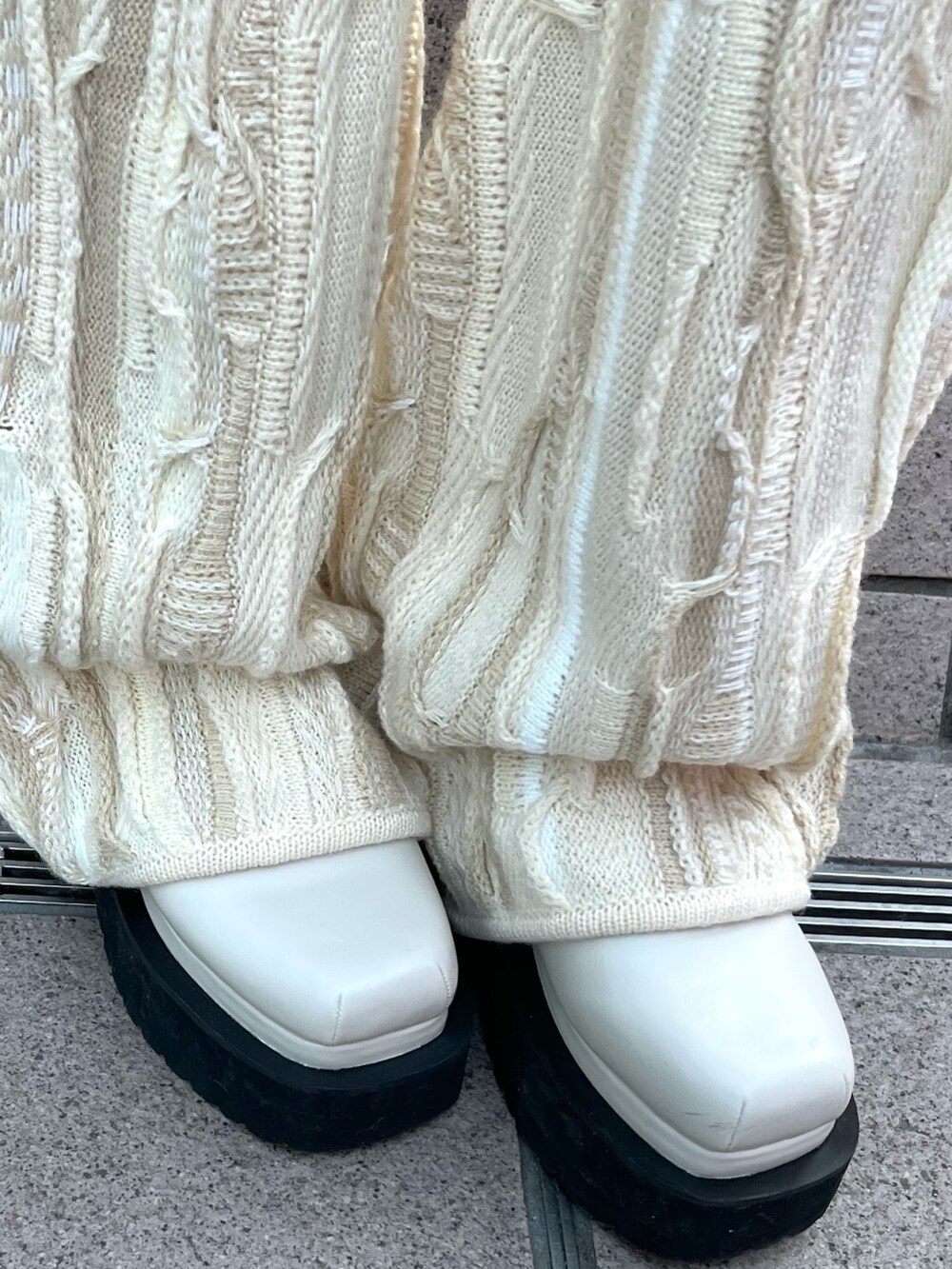 ホワイト系のパンプス、ホワイト系のカーディガン/ボレロ、ホワイト系のその他パンツを着用したレディースの冬コーディネートの8枚目の写真