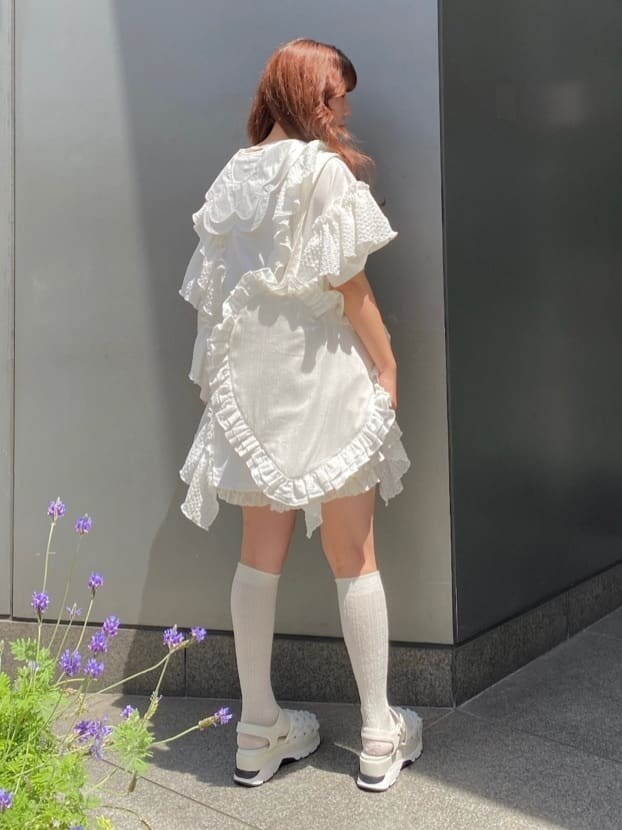 ホワイト系のチュニック、ホワイト系のその他パンツ、ホワイト系のサンダルを着用したレディースの春コーディネートの3枚目の写真