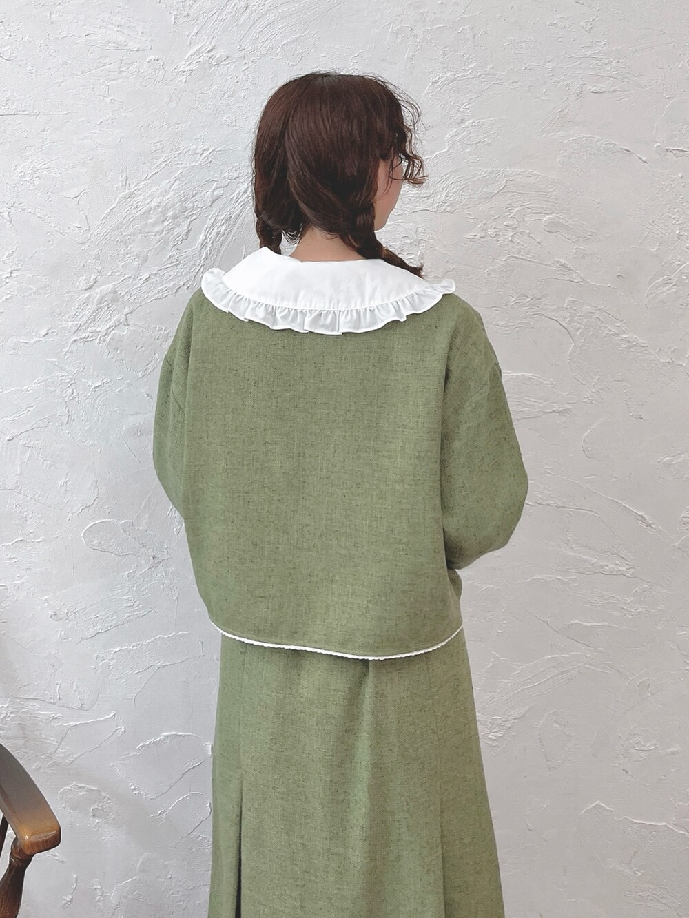 ホワイト系のシャツ/ブラウス、グリーン系のノーカラージャケット、グリーン系のスカートを着用したレディースの夏コーディネートの6枚目の写真