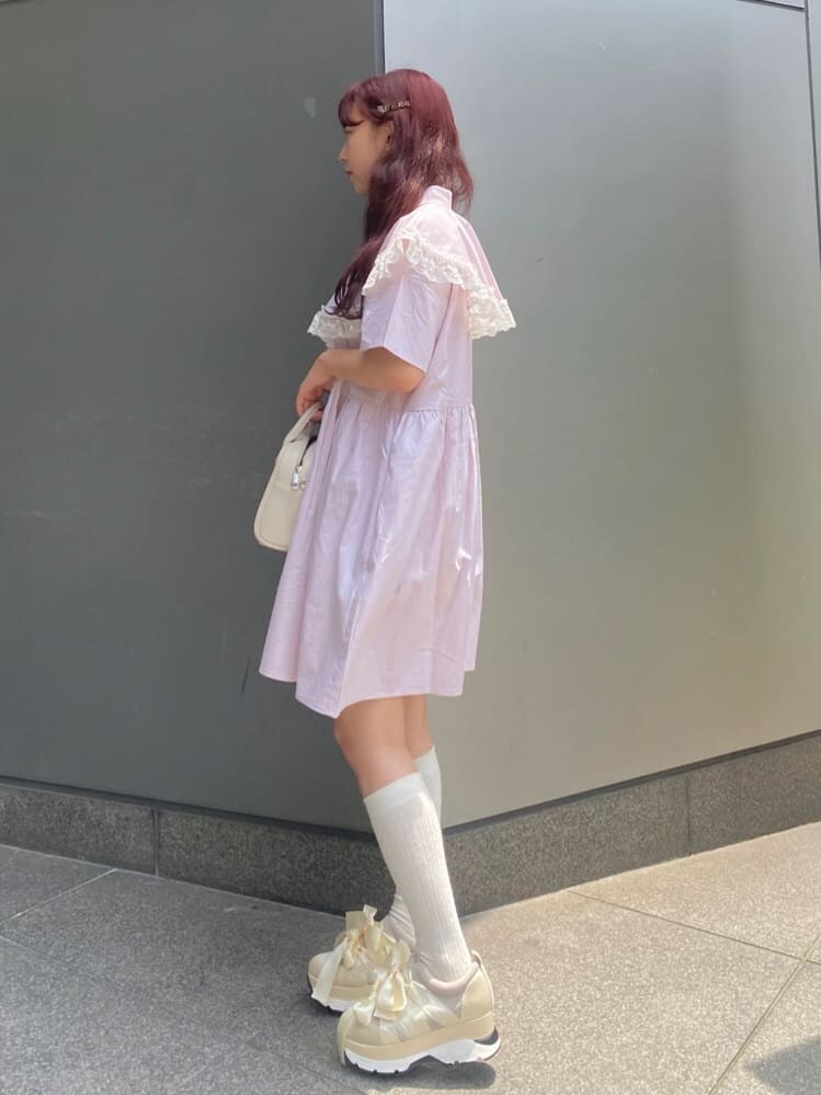 ホワイト系のスニーカー、ホワイト系のショルダーバッグ、ピンク系のワンピースを着用したレディースの夏コーディネートの3枚目の写真