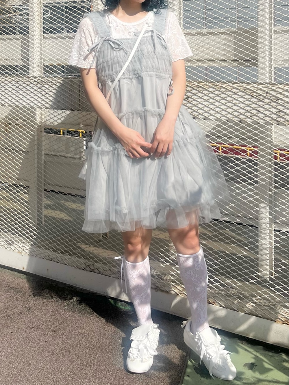 ホワイト系のTシャツ/カットソー、グレー系のワンピース、ホワイト系のショルダーバッグを着用したレディースの夏コーディネートの4枚目の写真