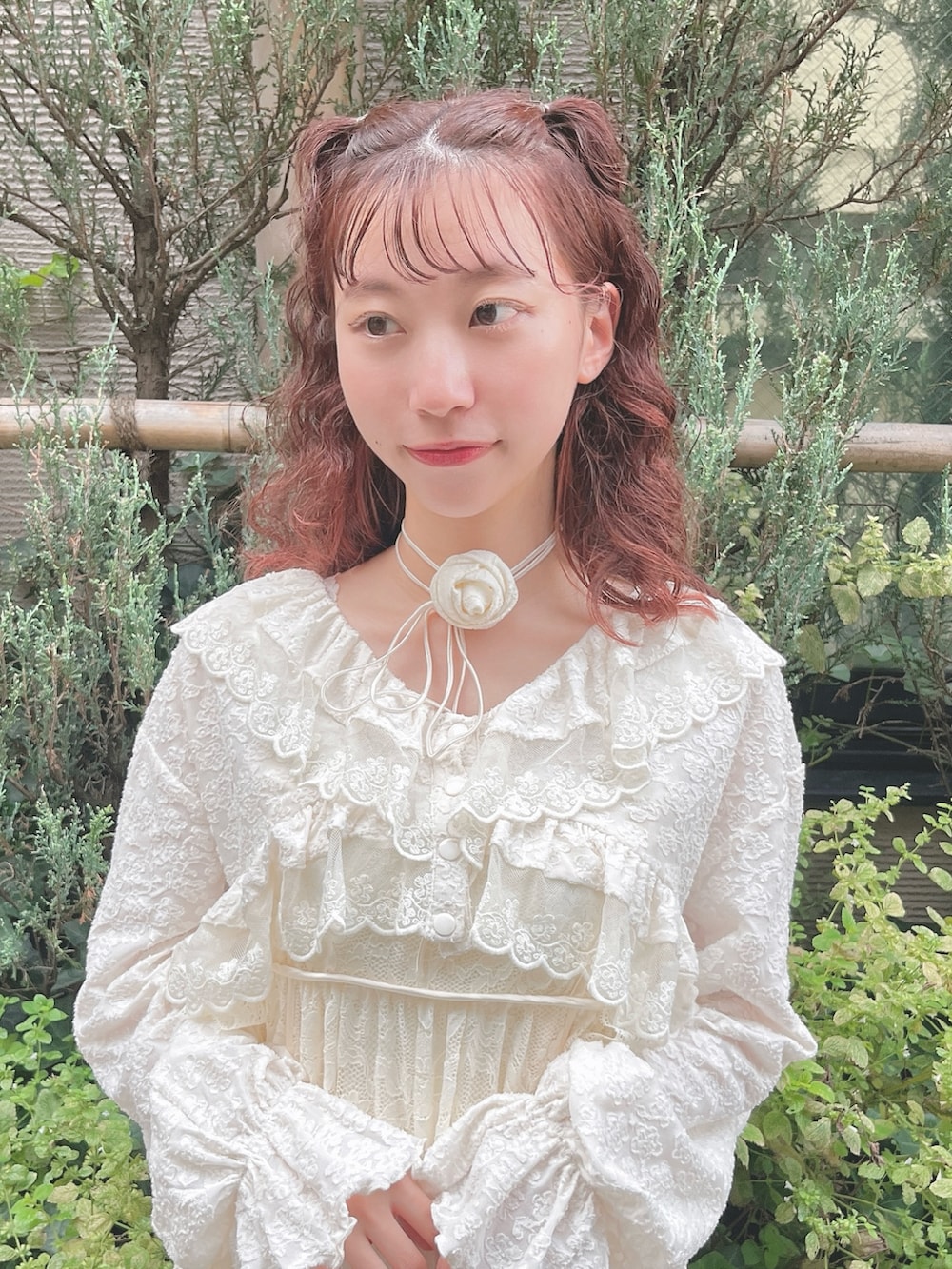 ホワイト系のワンピース、ホワイト系のシャツ/ブラウス、ベージュ系のバレエシューズを着用したレディースの夏コーディネートの4枚目の写真