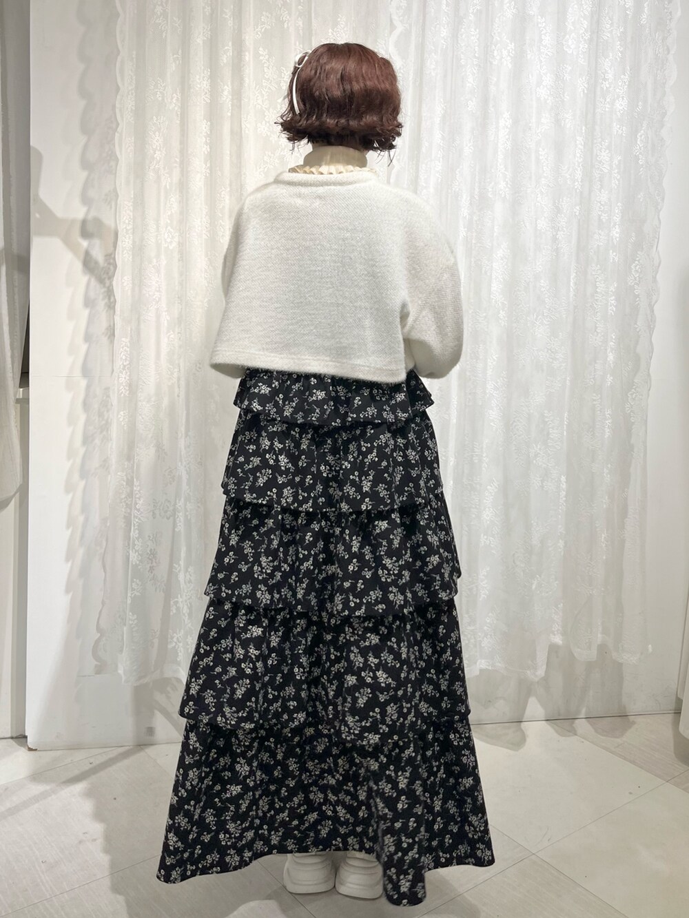 ホワイト系のカーディガン/ボレロ、ホワイト系のニット/セーター、ブラック系のワンピースを着用したレディースの秋コーディネートの3枚目の写真