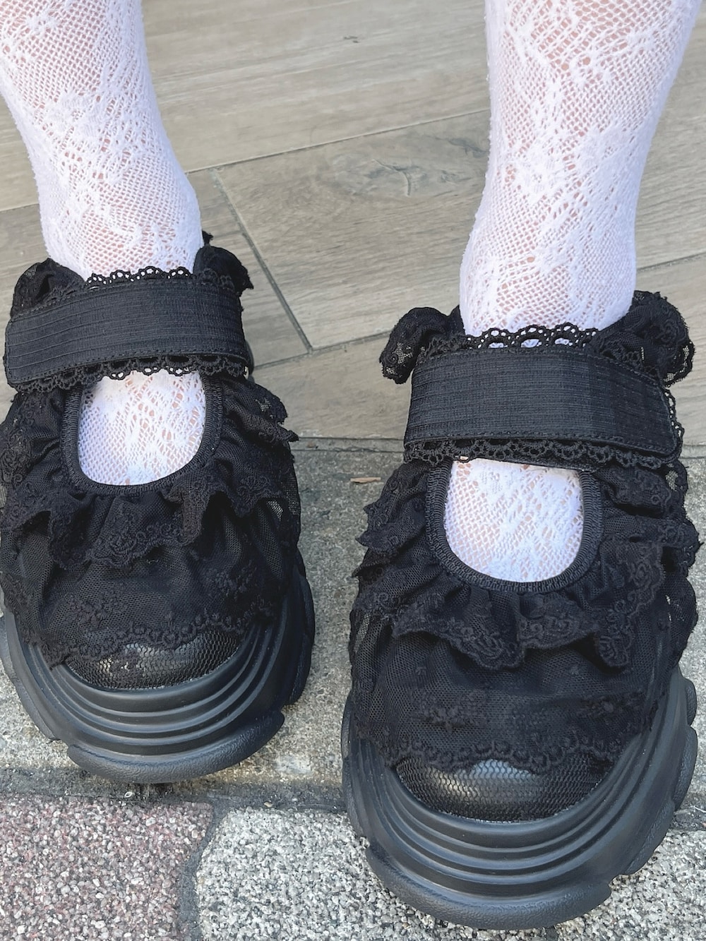 ホワイト系のシャツ/ブラウス、ブラック系のスカート、その他のハンドバッグを着用したレディースの秋コーディネートの6枚目の写真