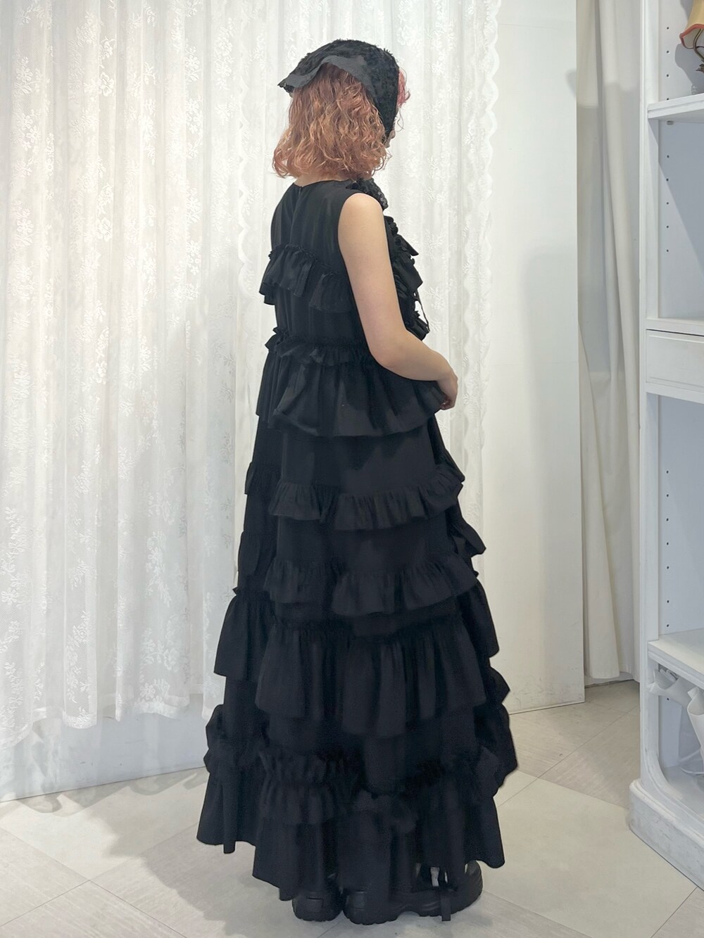 ブラック系のワンピース、ブラック系のサンダル、ブラック系のその他ヘアアクセサリーを着用したレディースの夏コーディネートの2枚目の写真