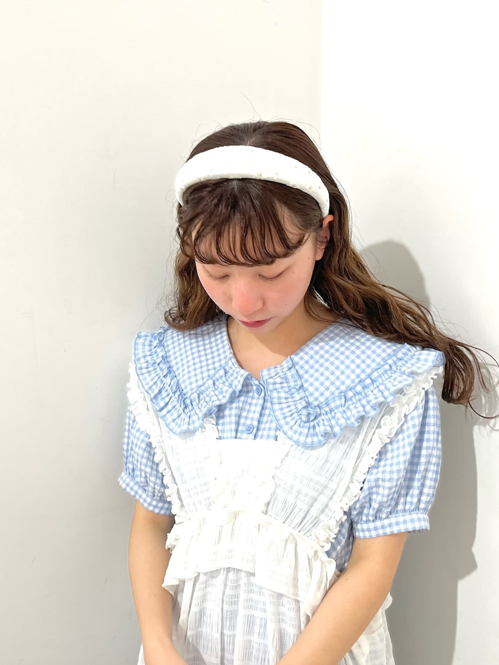 ブルー系のワンピース、ホワイト系のワンピース、ホワイト系のサンダルを着用したレディースの春コーディネートの5枚目の写真