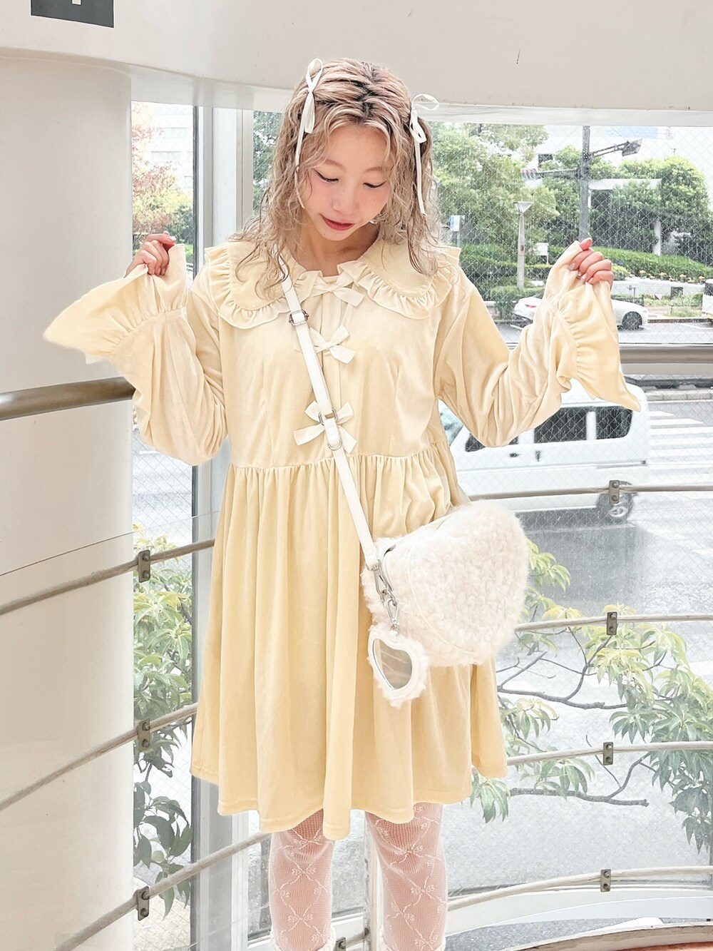 ホワイト系のワンピース、ホワイト系のショルダーバッグ、ホワイト系のローファーを着用したレディースの秋コーディネートの5枚目の写真