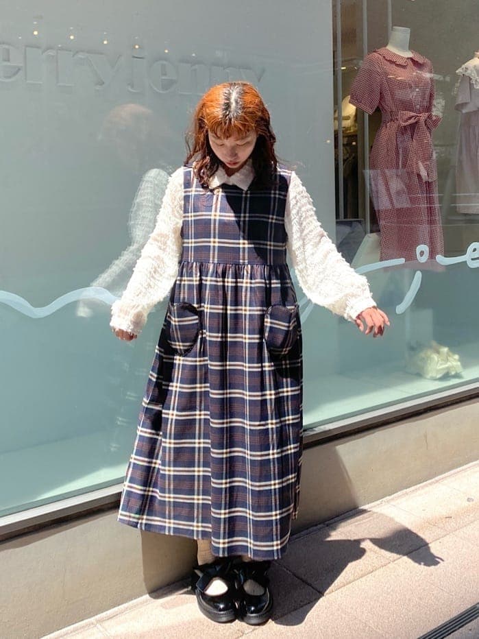 ブルー系のワンピース、ホワイト系のシャツ/ブラウス、ブラック系のその他シューズを着用したレディースの夏コーディネートの2枚目の写真