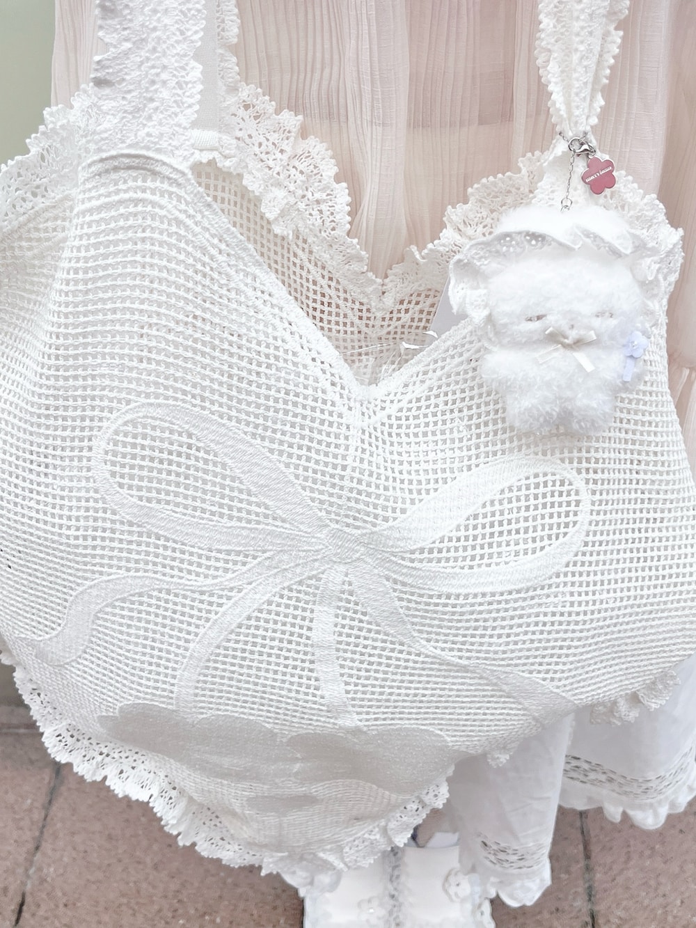 ホワイト系のTシャツ/カットソー、ホワイト系のトートバッグ、ホワイト系のスカートを着用したレディースの冬コーディネートの7枚目の写真