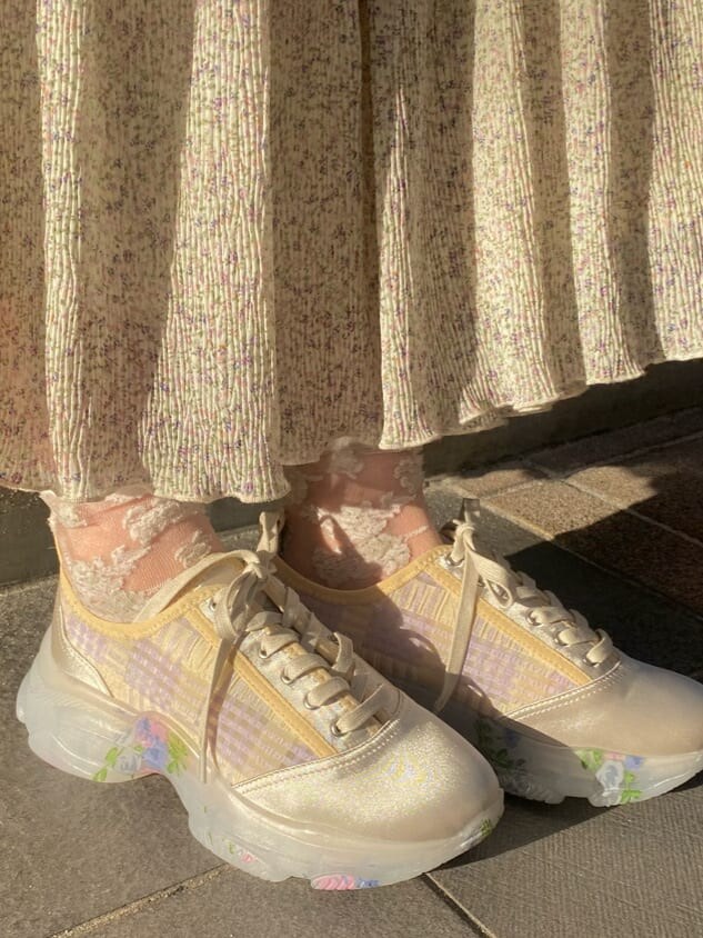 ホワイト系のスニーカー、ピンク系のショルダーバッグ、ホワイト系のTシャツ/カットソーを着用したレディースの冬コーディネートの8枚目の写真