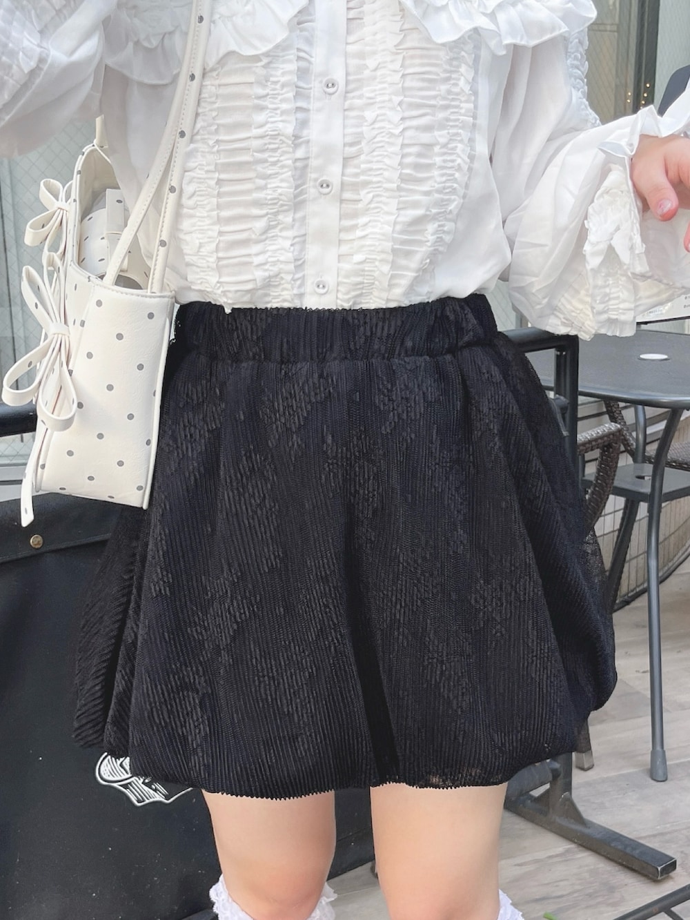 ホワイト系のシャツ/ブラウス、ブラック系のスカート、その他のハンドバッグを着用したレディースの秋コーディネートの4枚目の写真