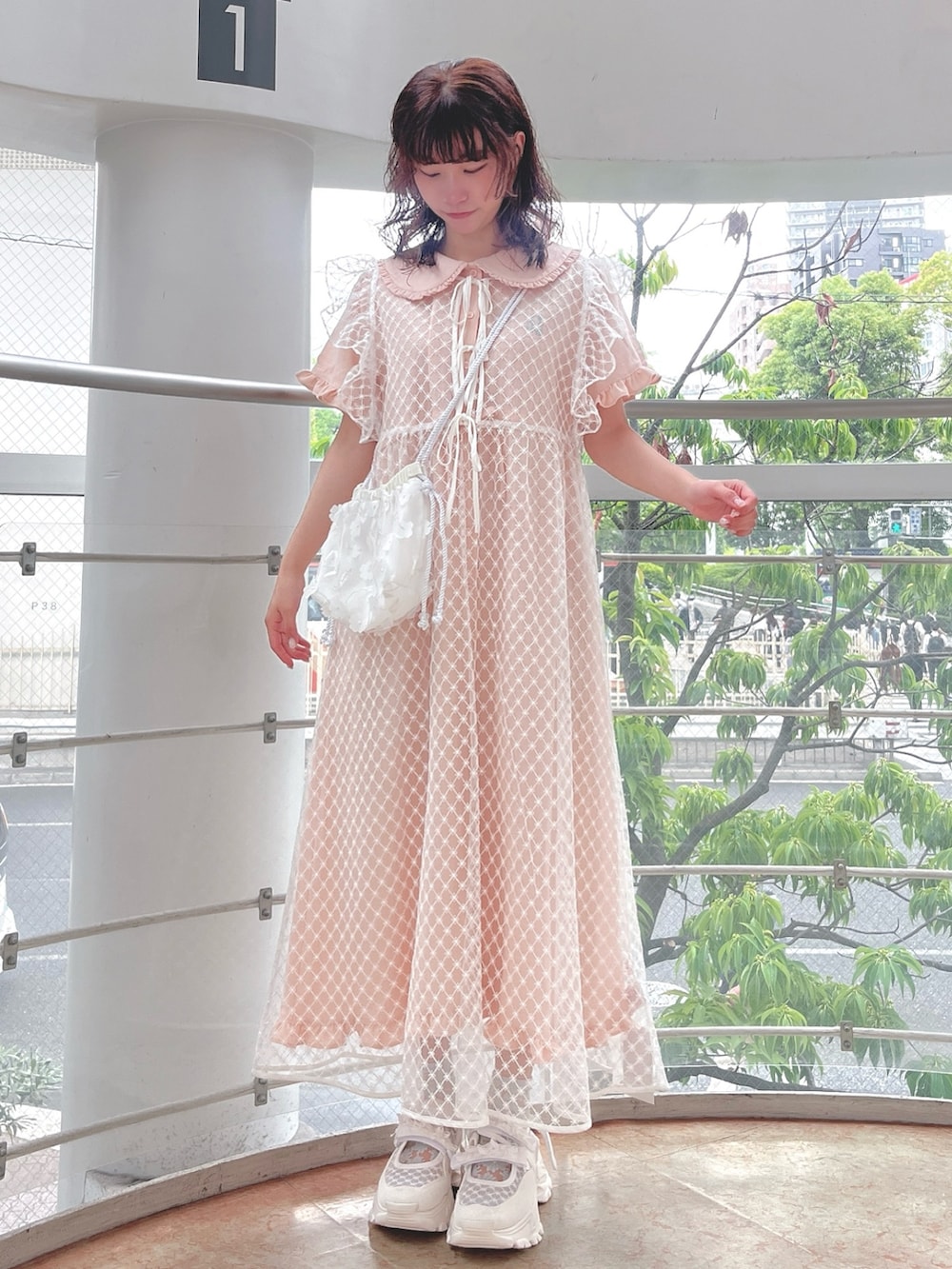 ホワイト系のショルダーバッグ、ピンク系のワンピース、ホワイト系のワンピースを着用したレディースの夏コーディネートの2枚目の写真