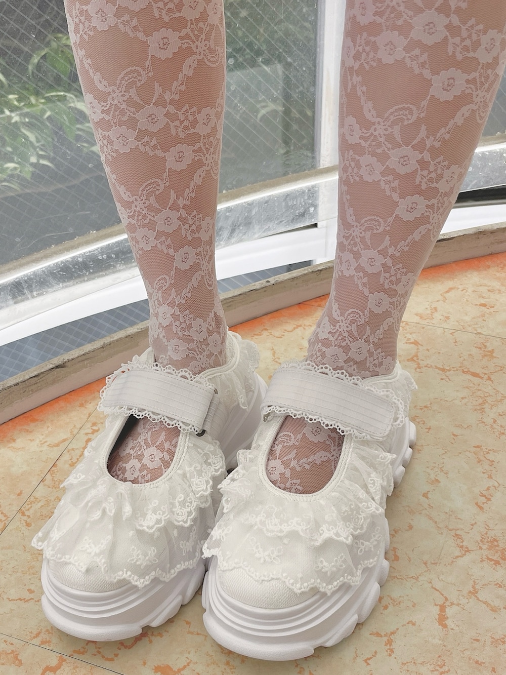 ピンク系のTシャツ/カットソー、ピンク系のワンピース、ピンク系のブルゾンを着用したレディースの夏コーディネートの10枚目の写真