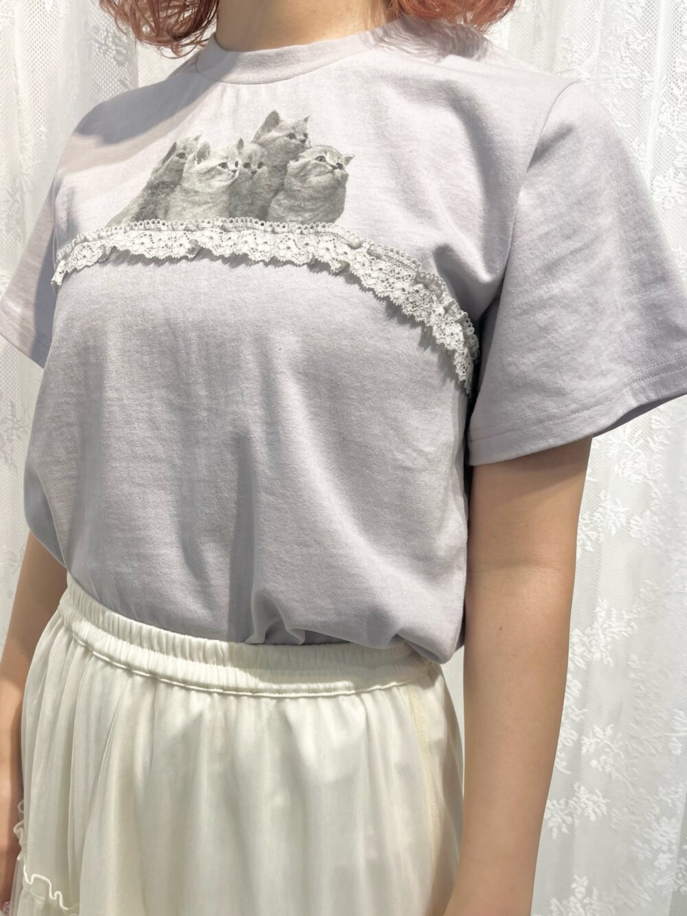 ブルー系のTシャツ/カットソー、ホワイト系のスカート、ホワイト系のスニーカーを着用したレディースの春コーディネートの9枚目の写真