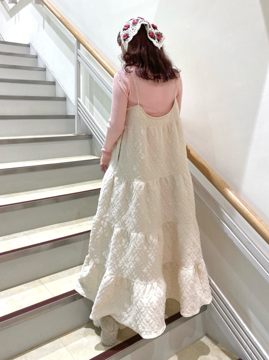 ホワイト系のワンピース、ホワイト系のパンプス、ピンク系のニット/セーターを着用したレディースの秋コーディネートの2枚目の写真