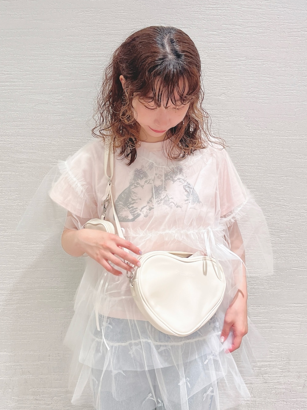 ブルー系のデニムパンツ、ピンク系のTシャツ/カットソー、ホワイト系のTシャツ/カットソーを着用したレディースの夏コーディネートの4枚目の写真