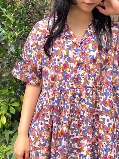 ブルー系のワンピースを着用したレディースの夏コーディネートの4枚目の写真