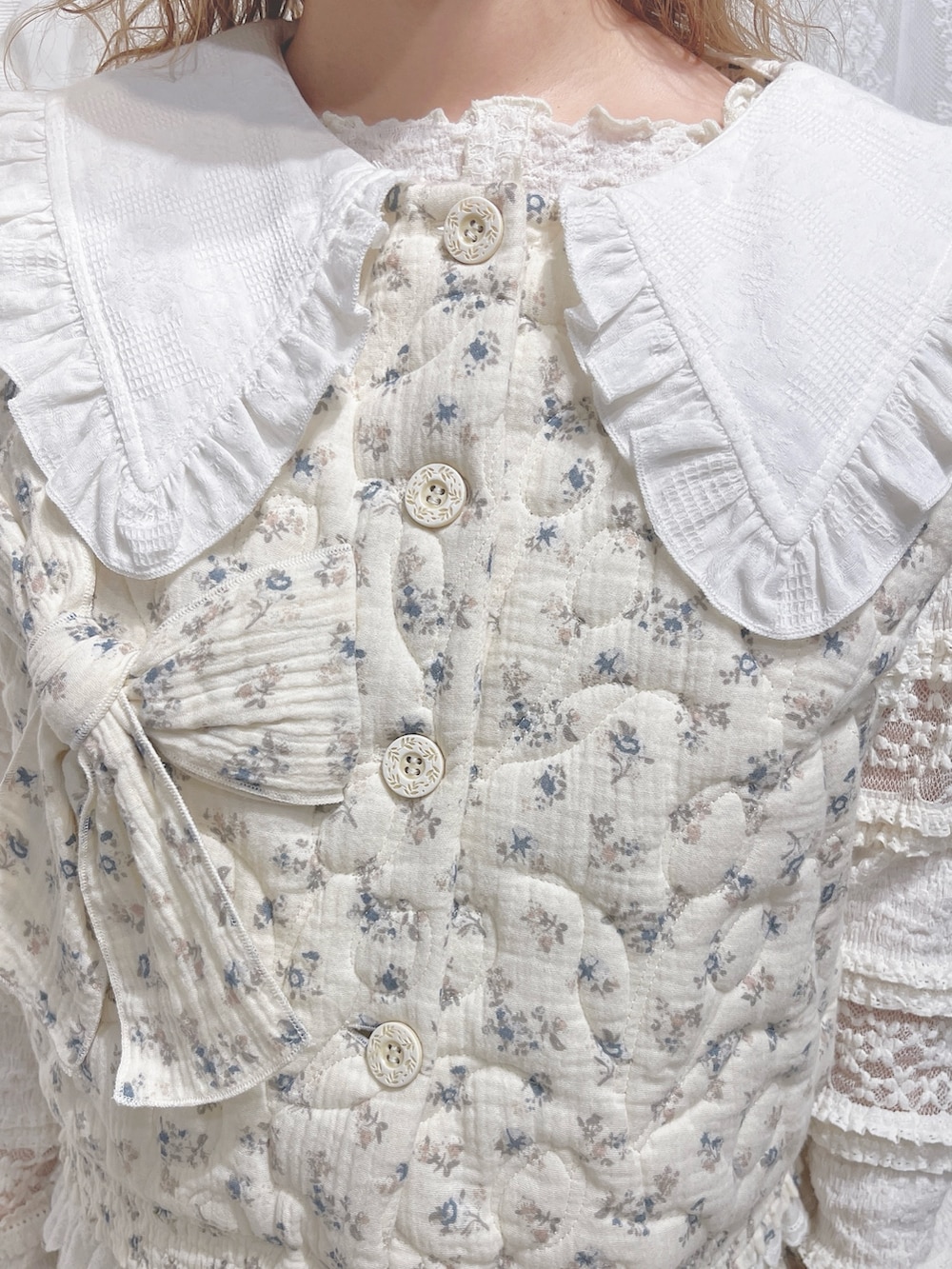 ブルー系のベスト、ブルー系のワンピース、ホワイト系のTシャツ/カットソーを着用したレディースの夏コーディネートの7枚目の写真