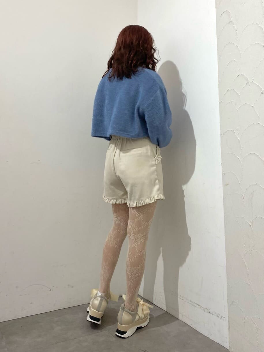 ホワイト系のスニーカー、ホワイト系のシャツ/ブラウス、ホワイト系のその他パンツを着用したレディースの秋コーディネートの3枚目の写真