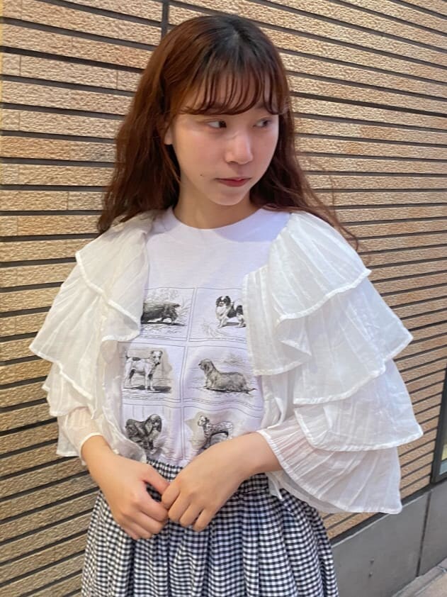 ブラック系のスカート、ホワイト系のその他シューズ、ホワイト系のTシャツ/カットソーを着用したレディースの春コーディネートの4枚目の写真