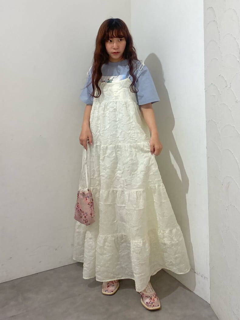 ホワイト系のワンピース、ブルー系のTシャツ/カットソー、ピンク系のパンプスを着用したレディースの春コーディネートの2枚目の写真