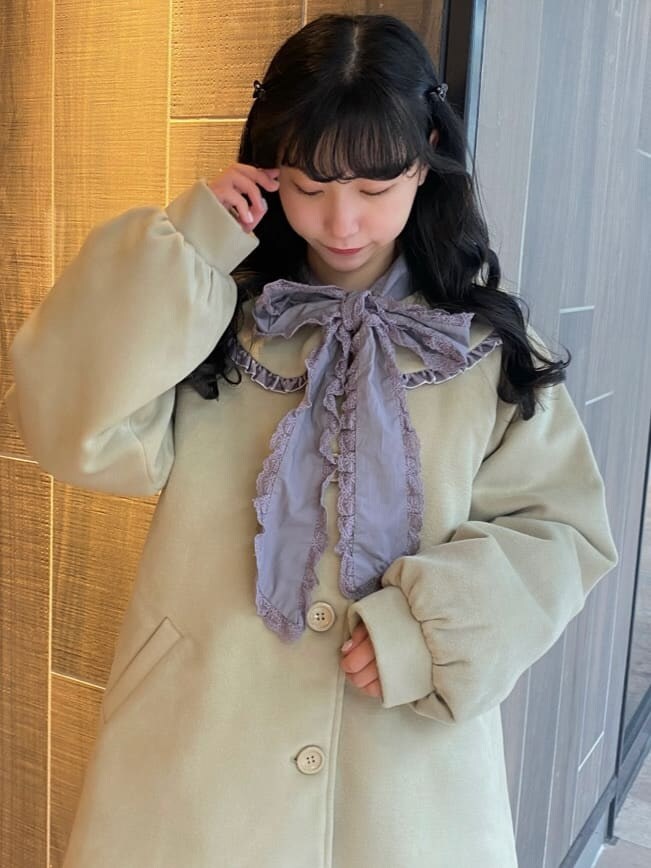 パープル系のシャツ/ブラウス、ベージュ系のブーツ、グリーン系のその他アウターを着用したレディースの秋コーディネートの5枚目の写真