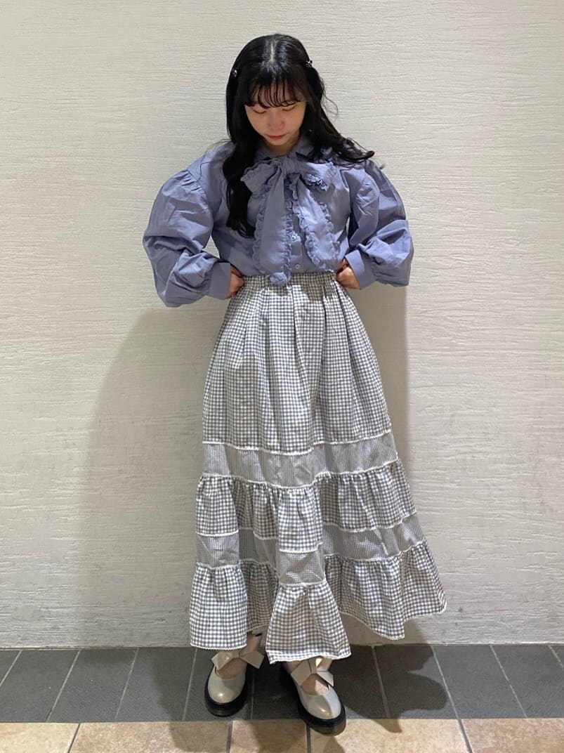 ホワイト系のパンプス、ブルー系のシャツ/ブラウス、グレー系のスカートを着用したレディースの冬コーディネートの2枚目の写真