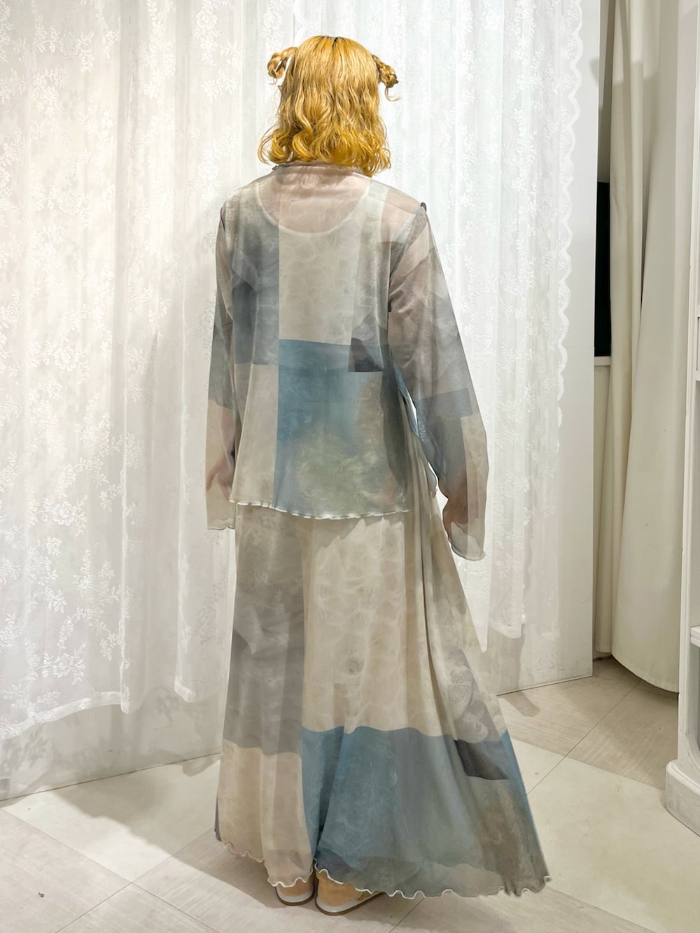 グリーン系のTシャツ/カットソー、グリーン系のスカート、ピンク系のスニーカーを着用したレディースの夏コーディネートの4枚目の写真