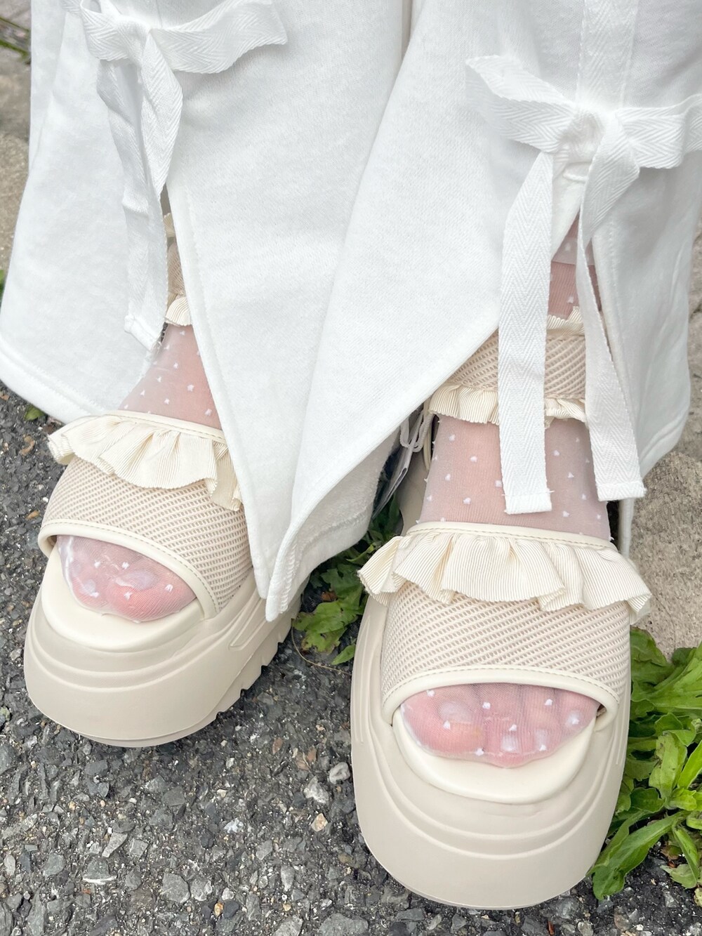 ホワイト系のカーディガン/ボレロ、ホワイト系のニット/セーター、ホワイト系のスウェットパンツを着用したレディースの春コーディネートの10枚目の写真
