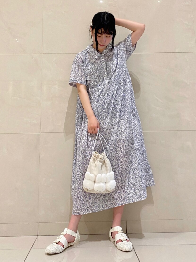 ホワイト系のパンプス、パープル系のワンピース、ホワイト系のその他雑貨を着用したレディースの春コーディネートの2枚目の写真