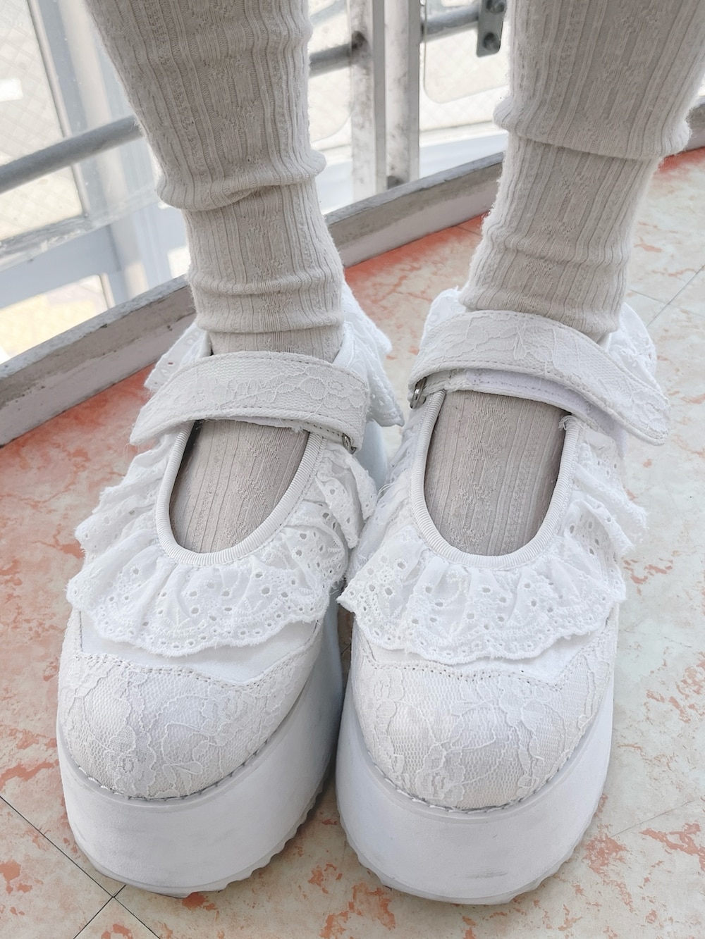 グレー系のテーラードジャケット、ホワイト系のシャツ/ブラウス、ピンク系のワンピースを着用したレディースの冬コーディネートの9枚目の写真