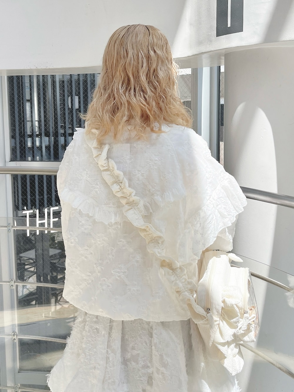 ホワイト系のブルゾン、ホワイト系のショルダーバッグ、ホワイト系のワンピースを着用したレディースの夏コーディネートの5枚目の写真