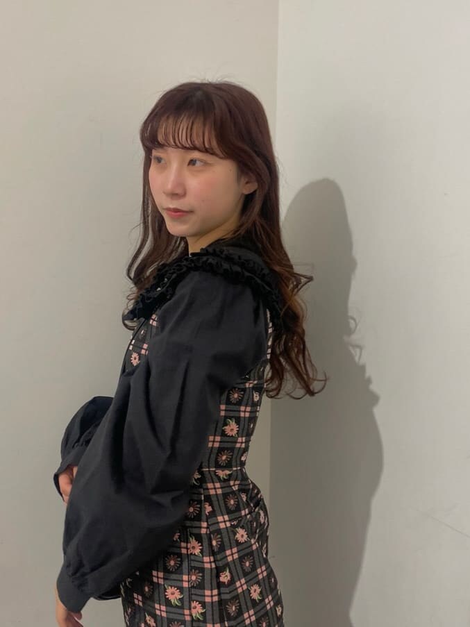 ピンク系のワンピース、ブラック系のシャツ/ブラウス、ブラック系のその他シューズを着用したレディースの冬コーディネートの5枚目の写真