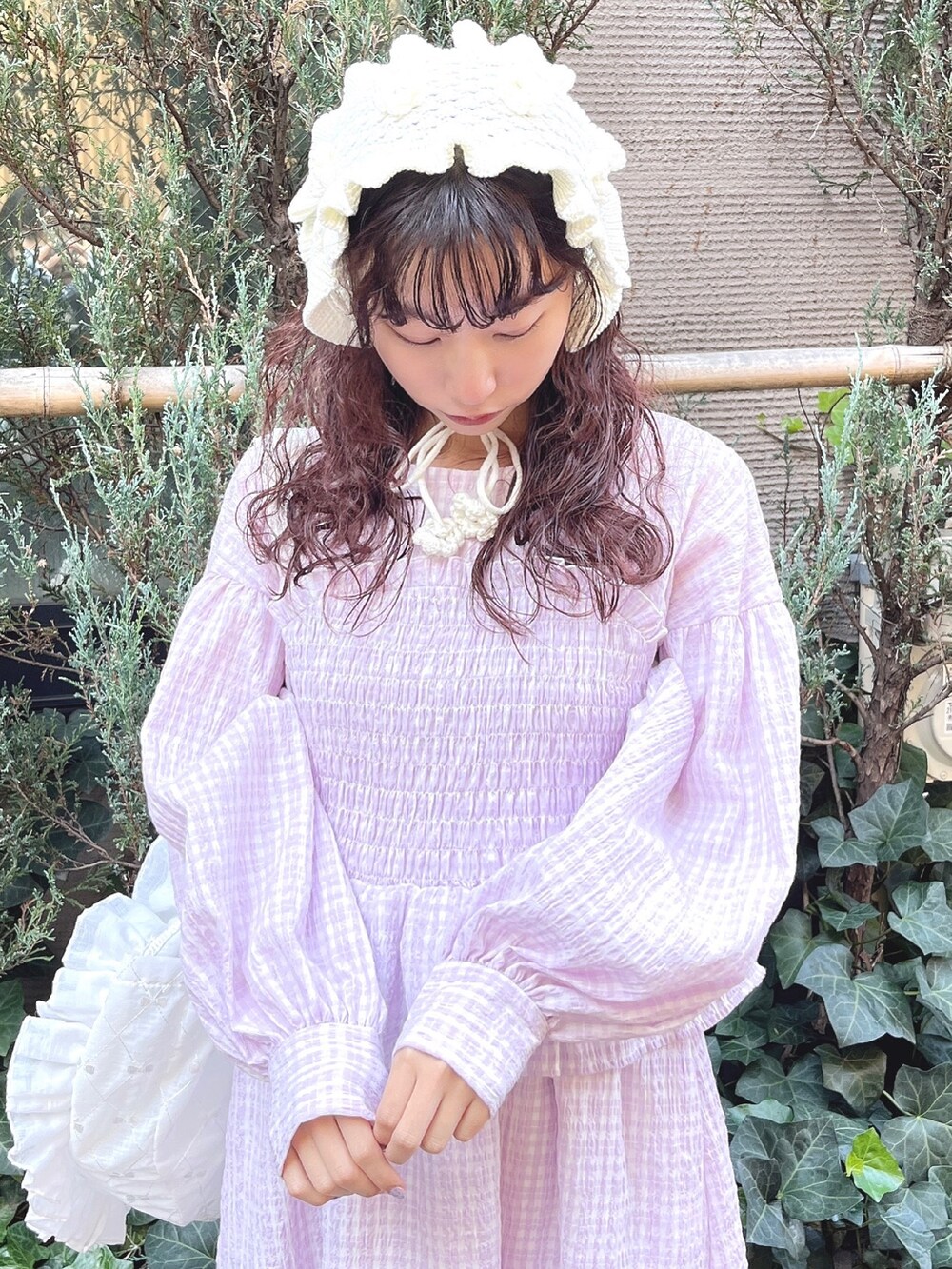 パープル系のワンピース、ホワイト系のトートバッグ、ホワイト系のバレエシューズを着用したレディースの冬コーディネートの5枚目の写真