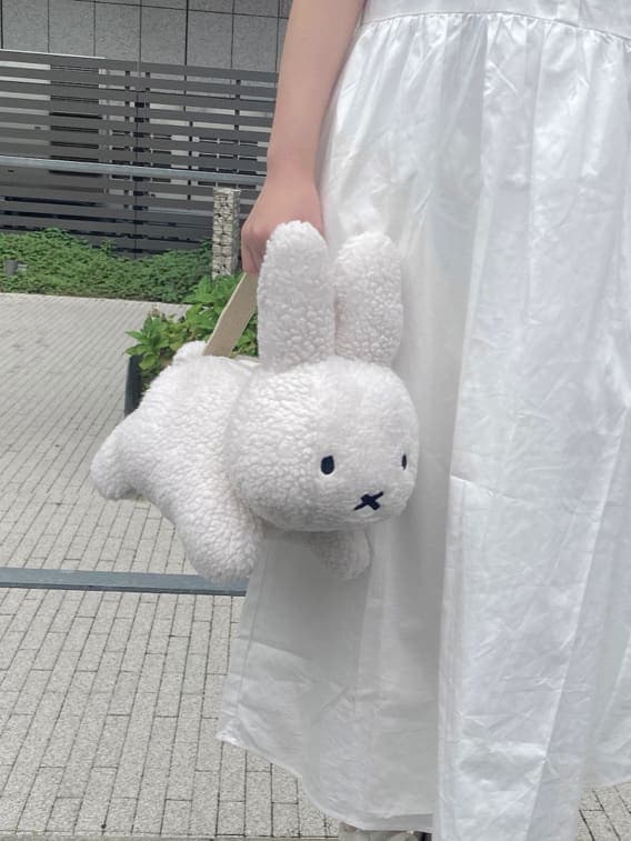 ホワイト系のハンドバッグ、ホワイト系のワンピースを着用したレディースの夏コーディネートの7枚目の写真