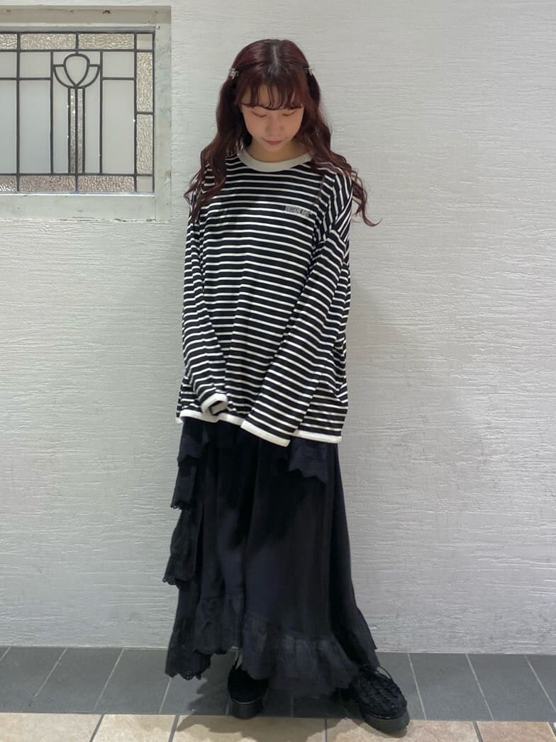 ブラック系のその他シューズ、ブラック系のワンピース、ブラック系のTシャツ/カットソーを着用したレディースの春コーディネートの2枚目の写真