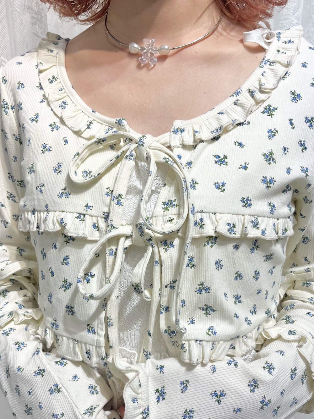 ホワイト系のカーディガン/ボレロ、ホワイト系のワンピース、ホワイト系のショルダーバッグを着用したレディースの夏コーディネートの8枚目の写真