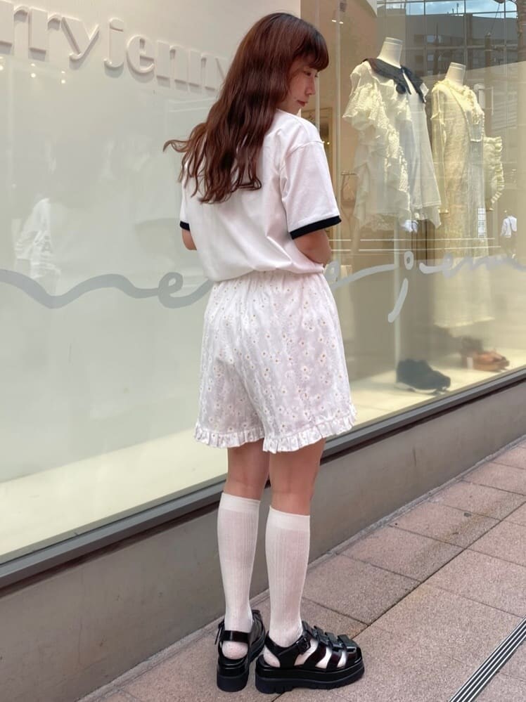 ホワイト系のその他パンツ、ブラック系のサンダル、ホワイト系のTシャツ/カットソーを着用したレディースの春コーディネートの4枚目の写真