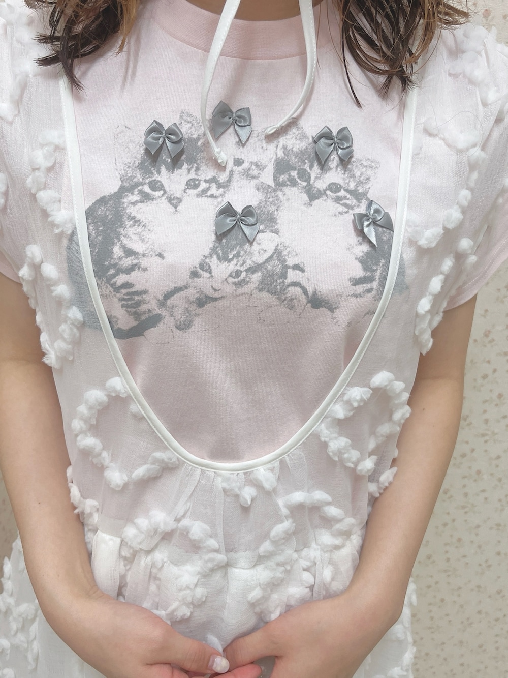 ピンク系のTシャツ/カットソー、ホワイト系のジャンパースカート、ホワイト系のスニーカーを着用したレディースの夏コーディネートの9枚目の写真