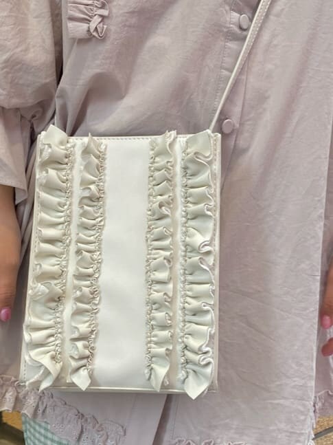 グリーン系のその他パンツ、ホワイト系のその他シューズ、ベージュ系のシャツ/ブラウスを着用したレディースの春コーディネートの4枚目の写真