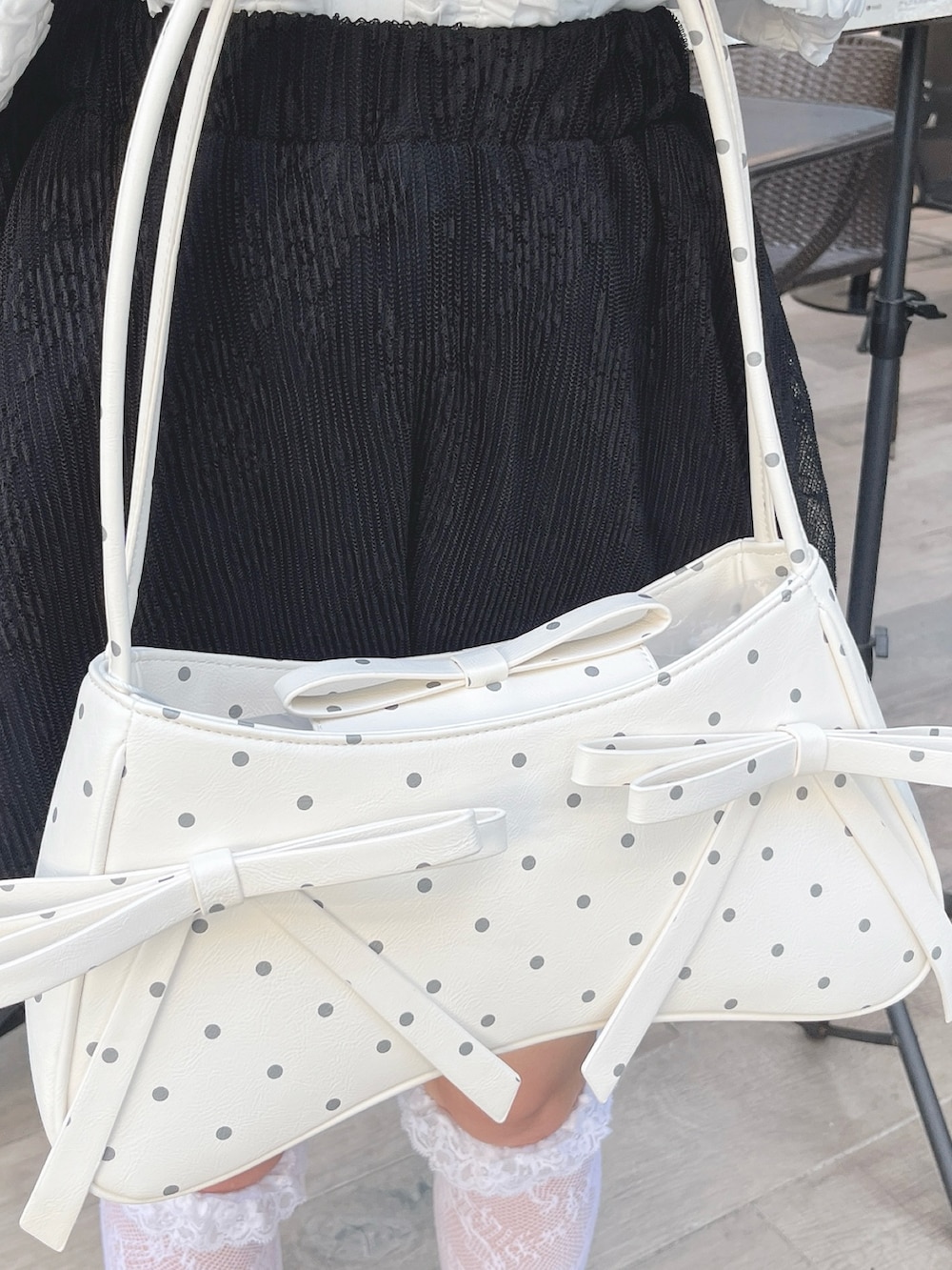 ホワイト系のシャツ/ブラウス、ブラック系のスカート、その他のハンドバッグを着用したレディースの秋コーディネートの5枚目の写真